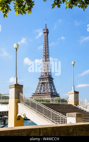 La Tour Eiffel à Paris, France, vu de la rive de la Seine avec l'escalier et l'éclairage de rue de la passerelle Debilly au premier plan. Banque D'Images