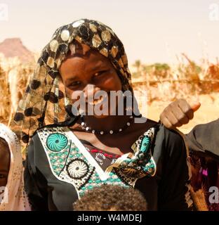 Portrait de Toubou, ou Tubu femme - 10 novembre 2018 Demi village à Fada, l'Ennedi, Tchad Banque D'Images