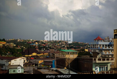 Vue panoramique aérienne à Fianarantsoa ville au coucher du soleil à Madagascar Banque D'Images