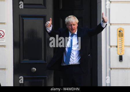 (190724) -- Londres, 24 juillet 2019 (Xinhua) -- le chef du parti conservateur nouvellement élu Boris Johnson pose à l'extérieur du siège de la direction du parti conservateur à Londres, Grande-Bretagne, le 23 juillet 2019. L'ancien Ministre britannique des Affaires étrangères et ex-maire de Londres Boris Johnson a été élu leader du parti conservateur le mardi et s'apprête à devenir le premier ministre du pays. (Photo par Alberto Pezzali/Xinhua) Banque D'Images