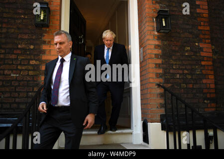 (190724) -- Londres, 24 juillet 2019 (Xinhua) -- le chef du parti conservateur nouvellement élu Boris Johnson (retour) quitte son siège de campagne avant l'annonce de Londres, Grande-Bretagne, le 23 juillet 2019. L'ancien Ministre britannique des Affaires étrangères et ex-maire de Londres Boris Johnson a été élu leader du parti conservateur le mardi et s'apprête à devenir le premier ministre du pays. (Photo par Alberto Pezzali/Xinhua) Banque D'Images