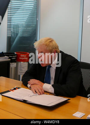 Londres, Royaume-Uni. 18 Juin, 2015. Ce fichier photo prise le 18 juin 2015 montre alors le maire de Londres Boris Johnson à son bureau à Londres, Grande-Bretagne. L'ancien Ministre britannique des Affaires étrangères et ex-maire de Londres Boris Johnson a été élu leader du parti conservateur le mardi et s'apprête à devenir le premier ministre du pays. Credit : Han Yan/Xinhua/Alamy Live News Banque D'Images