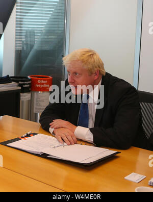 Londres, Royaume-Uni. 18 Juin, 2015. Ce fichier photo prise le 18 juin 2015 montre alors le maire de Londres Boris Johnson à son bureau à Londres, Grande-Bretagne. L'ancien Ministre britannique des Affaires étrangères et ex-maire de Londres Boris Johnson a été élu leader du parti conservateur le mardi et s'apprête à devenir le premier ministre du pays. Credit : Han Yan/Xinhua/Alamy Live News Banque D'Images