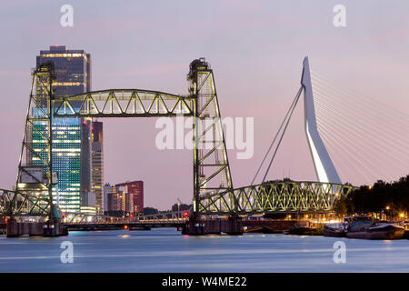 Paysage urbain crépuscule de Rotterdam avec De Hef sur la gauche le pont Erasmus et sur la droite. Banque D'Images
