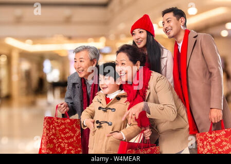 Happy Family shopping Banque D'Images