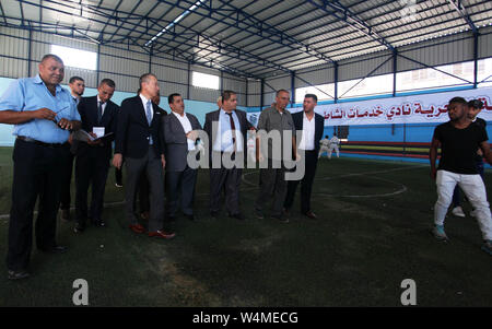 La ville de Gaza, bande de Gaza, territoire palestinien. 24 juillet, 2019. L'ambassadeur pour les affaires palestiniennes et représentant du Japon à la Palestine d'Okubo Takeshi assiste à l'ouverture de la cérémonie de réhabilitation shatee services centre, dans la ville de Gaza, le 24 juillet 2019 Crédit : Mahmoud Ajjour/APA/Images/fil ZUMA Alamy Live News Banque D'Images