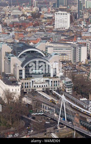 La gare de Charing Cross, Hungerford Bridge et Golden Jubilee Bridges, la Tamise Banque D'Images