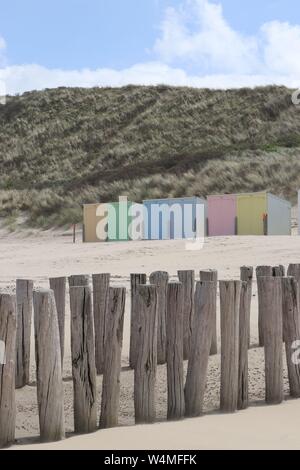 Des marais endigués de couleurs pastels avec cabines de plage sur la plage de Domburg, Pays-Bas Banque D'Images