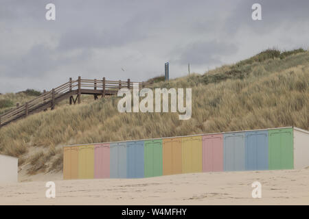 Cabines de plage de couleur pastel en face des dunes sur la plage de Domburg, Pays-Bas Banque D'Images