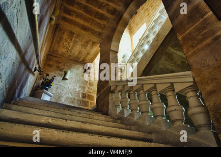 Escalier traditionnel maltais dans un ancien palazzo Banque D'Images