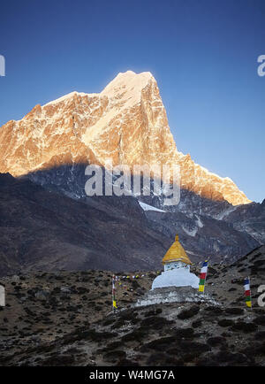 Stupa au lever du soleil près de Dingboche village avec les drapeaux de prières et monte Kangtega et Thamserku, Népal Banque D'Images