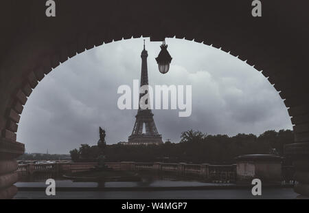 Tour Eiffel Paris particulièrement bien encadré par l'arc de béton du pont Bir-Hakeim - coupé fine art couleurs. Banque D'Images