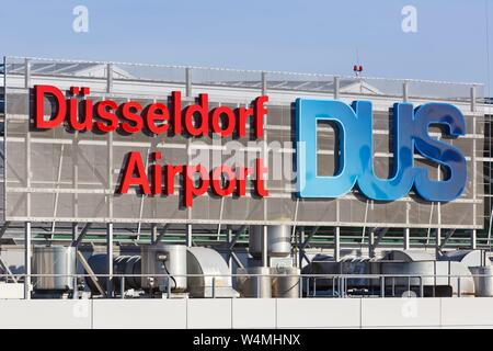 Dusseldorf, Allemagne - le 24 mars 2019 : Le logo de l'aéroport de Düsseldorf (DUS) en Allemagne. Dans le monde d'utilisation | Banque D'Images