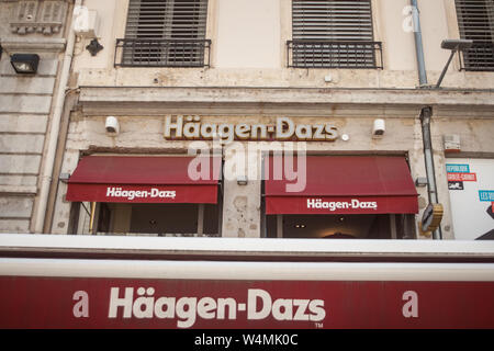 LYON, FRANCE - 19 juillet 2019 : le logo de Haagen Dazs devant leur magasin local et restaurant à Lyon. Haagen Dazs est un fabricant de crème glacée Banque D'Images