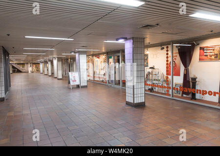 La station de métro Charing Cross Shopping Concourse Banque D'Images