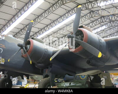 Close-up de deux des quatre avions bombardier Halifax à moteur qui a été utilisé pendant la Seconde Guerre mondiale ; Yorkshire Air Museum, Elvington. Banque D'Images