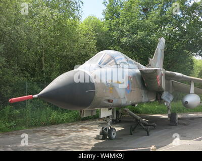 Vue latérale d'un avion de combat Panavia Tornado, sur l'affichage sur l'aérodrome de Yorkshire Air Museum. Banque D'Images