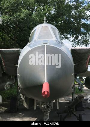 Vue rapprochée d'un chasseur à réaction Panavia Tornado, sur l'écran après avoir servi dans la guerre du Golfe, à la recherche de l'avion son nez le long de sa longueur. Banque D'Images