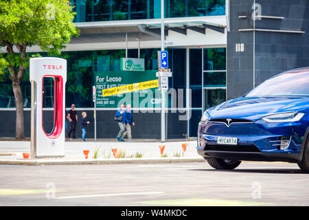 Adelaide CBD, Australie - Novembre 18, 2017 : voiture Tesla Model X de Tesla Supercharger et station de charge EV dans le centre-ville sur la rue Franklin sur une journée Banque D'Images