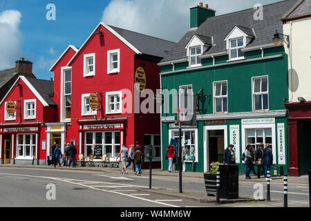 Points colorés sur Strand Street à Dingle, comté de Kerry, Irlande Banque D'Images