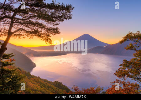 Mt. Fuji, Japon au lac Motosu durant la saison d'automne, à l'aube. Banque D'Images