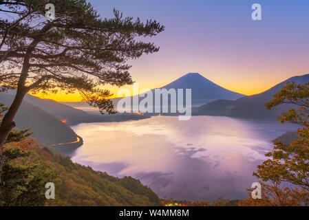 Mt. Fuji, Japon au lac Motosu durant la saison d'automne, à l'aube. Banque D'Images