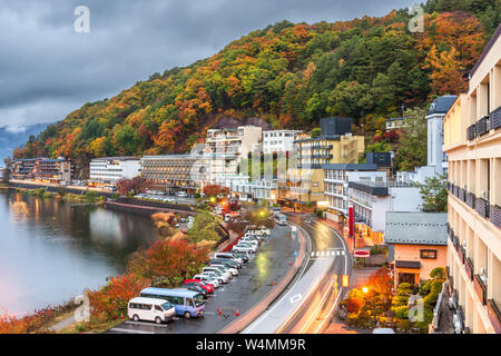 Lac Kawaguchi, avec resorts au bord du lac au crépuscule en automne. Banque D'Images