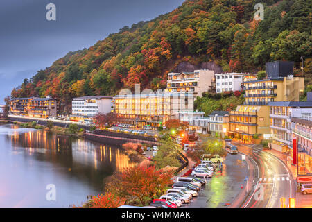 Lac Kawaguchi, avec resorts au bord du lac au crépuscule en automne. Banque D'Images