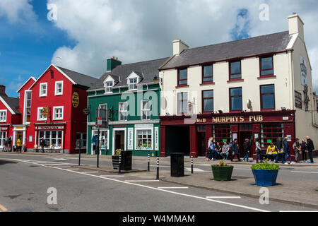 Murphy's Pub et autres bâtiments colorés sur Strand Street à Dingle, comté de Kerry, Irlande Banque D'Images