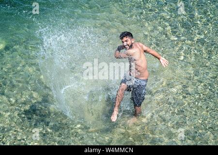 Munich, Allemagne. 24 juillet, 2019. Walid de Munich se refroidit dans l'Isar. Credit : Sina Schuldt/dpa/Alamy Live News Banque D'Images