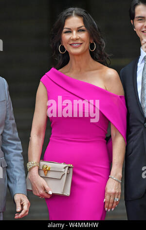 Catherine Zeta-Jones arrive à la Guildhall, Swansea, à la veille d'une cérémonie au cours de laquelle elle sera honorée par sa ville d'origine avec la liberté d'honneur de la ville et comté de Swansea. Banque D'Images