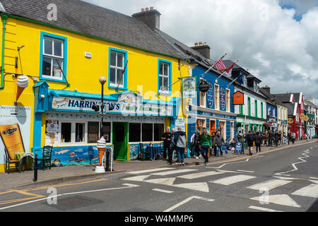 Des magasins, restaurants et pubs sur Strand Street sur front de mer de Dingle, comté de Kerry, Irlande Banque D'Images