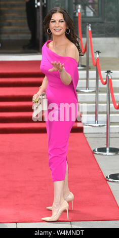 Catherine Zeta-Jones arrive à la Guildhall, Swansea, à la veille d'une cérémonie au cours de laquelle elle sera honorée par sa ville d'origine avec la liberté d'honneur de la ville et comté de Swansea. Banque D'Images