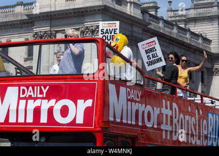 Westminster, London, UK Le 24 juillet. Brexit anti et pro laisser ces militants et contre Boris Johnson, le nouveau Premier Ministre, exprimer leur point de vue ) Crédit : Bridget Catterall/Alamy Live News Banque D'Images