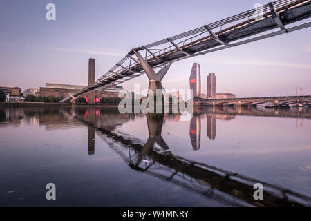 Londres. 7 juillet 2018.L'avis de Millennium Bridge, et la rive sud de la Tamise à Londres. Banque D'Images