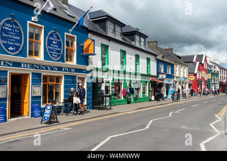 Des magasins, restaurants et pubs sur Strand Street sur front de mer de Dingle, comté de Kerry, Irlande Banque D'Images