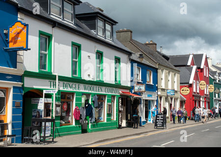 Des magasins, restaurants et pubs sur Strand Street sur front de mer de Dingle, comté de Kerry, Irlande Banque D'Images