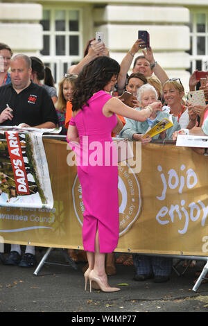 Catherine Zeta-Jones répond aux fans qu'elle arrive à la Guildhall, Swansea, à la veille d'une cérémonie au cours de laquelle elle sera honorée par sa ville d'origine avec la liberté d'honneur de la ville et comté de Swansea. Banque D'Images