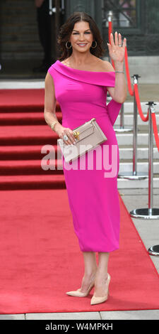 Catherine Zeta-Jones arrive à la Guildhall, Swansea, à la veille d'une cérémonie au cours de laquelle elle sera honorée par sa ville d'origine avec la liberté d'honneur de la ville et comté de Swansea. Banque D'Images