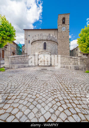 Opi, Italie - La petite ville de pierre et suggestive sur la colline, au coeur de Parc National des Abruzzes, Latium et Molise. Ici le centre historique. Banque D'Images