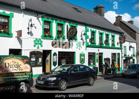 La Dingle Pub sur la rue Main à Dingle, comté de Kerry, Irlande Banque D'Images