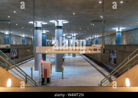 Berlin, Allemagne - 07 juillet 2019 : présentation de la plate-forme à la station de métro "Bundestag" avec le signe 'U55 - Hauptbahnhof Brandenburger Tor" et un billet Banque D'Images