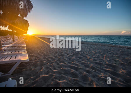 Plages des Caraïbes : la parfaite destination de voyage. Couchers de soleil à la plage de Varadero, Cuba. Hôtels et Resorts à Cuba, la plus grande des Antilles. Banque D'Images