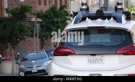 Close-up Vue de derrière de General Motors voiture conduite auto-croisière dans le sud de Market (SOMA) quartier de San Francisco, Californie, avec lidar et d'autres capteurs visibles, 10 juin 2019. () Banque D'Images