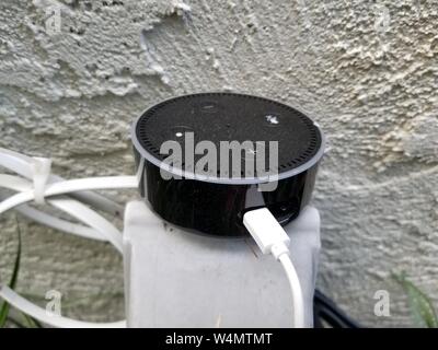 Amazon Echo Dot smart speaker, à l'aide de l'assistant vocal d'Alexa, utilisée comme enceinte extérieure dans un jardin dans une smart home à San Ramon, Californie, Juillet, 2019. () Banque D'Images