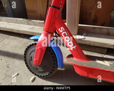 Close-up de logo pour société micromobility Scoot sur red electric scooter dans l'économie de partage Mission Bay de San Francisco, Californie, le 18 juin 2019. () Banque D'Images