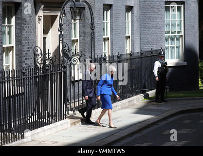 Londres, Royaume-Uni. 24 juillet 2019. Le Premier ministre britannique actuel, Theresa May, nombre de feuilles 10 Downing Street pour la dernière fois à visiter la reine Elizabeth II et de se retirer de son poste de Premier ministre, avant de Boris Johnson devient le nouveau premier ministre au 10 Downing Street, Londres, le 24 juillet 2019 Crédit : Paul Marriott/Alamy Live News Banque D'Images