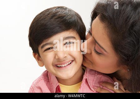 Woman kissing son sur joue et smiling Banque D'Images