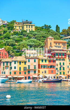 Waterfront à Portofino - célèbre station balnéaire sur la riviera italienne en Ligurie, Italie Banque D'Images