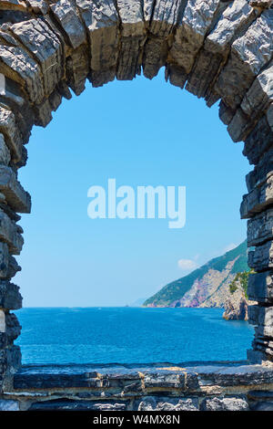 La mer à travers la fenêtre, près de l'ancienne église Saint Pierre à Porto Venere (Portovenere) sur la côte ligure, La Spezia, Italie, paysage marin Banque D'Images